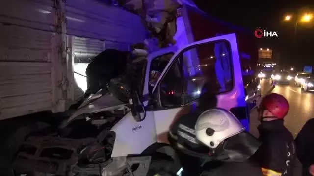 Son dakika haber! TEM'de kamyonet lastiği patlayan kamyona ok gibi saplandı: 1 ölü