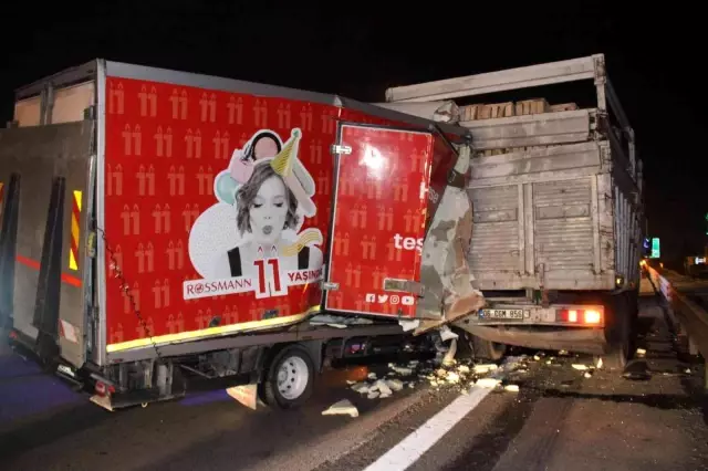 Son dakika haber! TEM'de kamyonet lastiği patlayan kamyona ok gibi saplandı: 1 ölü