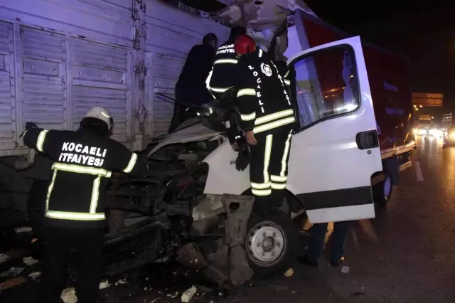 Son dakika haber! TEM'de kamyonet lastiği patlayan kamyona ok gibi saplandı: 1 ölü