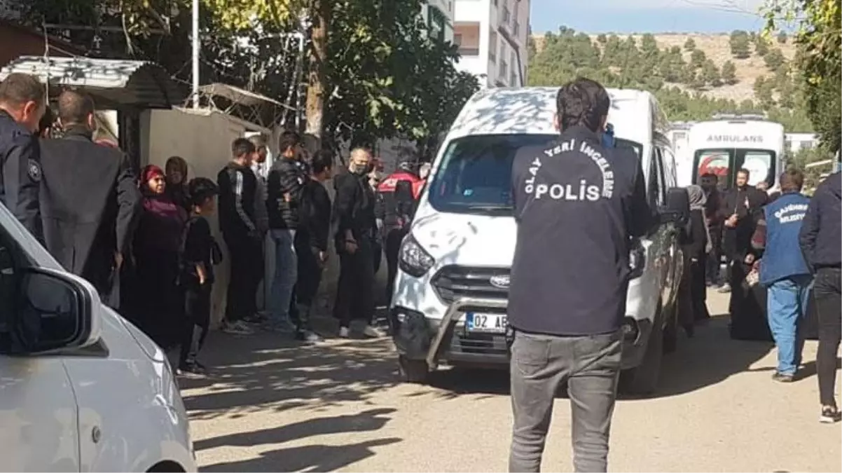 3 çocuk annesi kadın, kendisini evinin banyosundaki demirlere astı