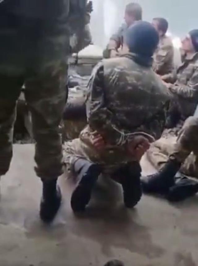 Azerbaycan sonundaki çatışmalarda yakalanan Ermenistan askerlerin manzaraları yayınlandı