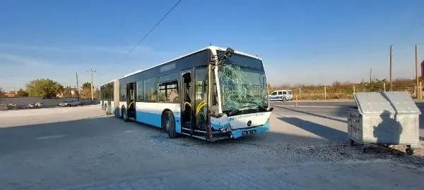 Son dakika haberi... BELEDİYE OTOBÜSÜ, MİNİBÜSE ÇARPTI: KAZA ANI KAMERADA