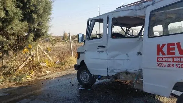 Son dakika haberi... BELEDİYE OTOBÜSÜ, MİNİBÜSE ÇARPTI: KAZA ANI KAMERADA