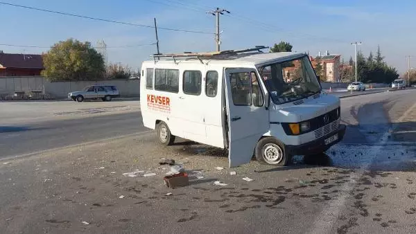 Son dakika haberi... BELEDİYE OTOBÜSÜ, MİNİBÜSE ÇARPTI: KAZA ANI KAMERADA