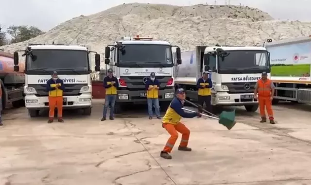 Çiftetelli oynayan temizlik görevlisi arkadaşlarının neşe kaynağı oluyor