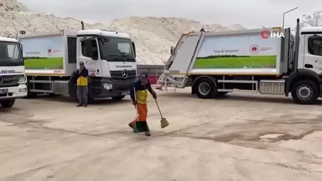 Çiftetelli oynayan temizlik görevlisi arkadaşlarının neşe kaynağı oluyor