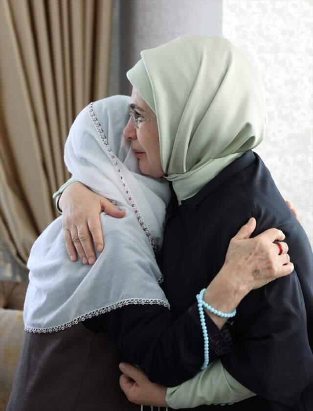 Cumhurbaşkanı Erdoğan kılıçla katledilen Başak'ın ailesine ziyaret etti Cumhurbaşkanı Erdoğan kılıçla katledilen Başak'ın ailesine ziyaret etti