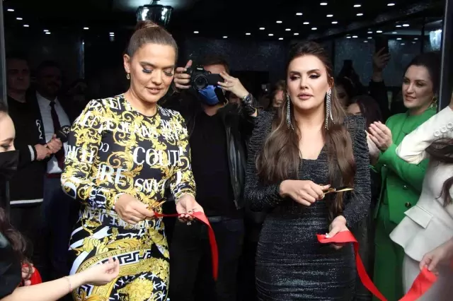 Demet Akalın, hamile dedikoduların ardından göbeğini saklamaya çalıştı