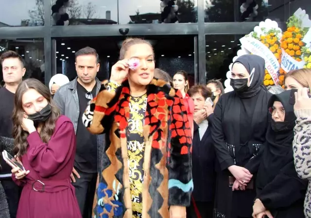 Demet Akalın, hamile dedikoduların ardından göbeğini saklamaya çalıştı
