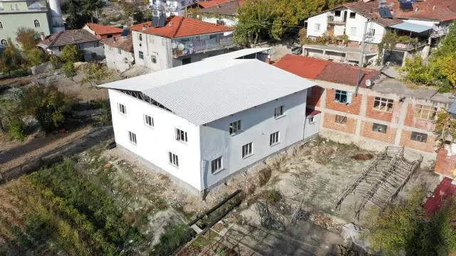 Demirci Belediyesi kırsal 16 mahalleye çok amaçlı salon yaptı