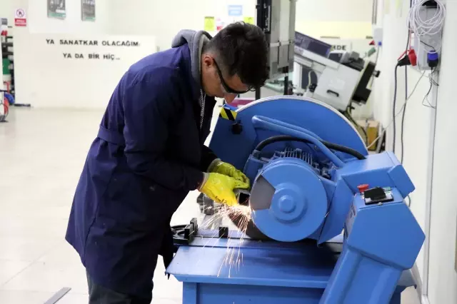 Elazığ OSB'deki meslek lisesinin öğrencileri iş garantisi ile eğitim görüyor