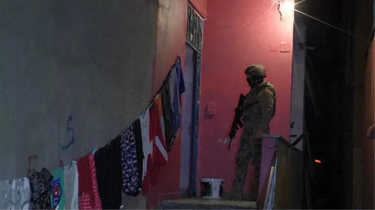 Helikopterler evlerin tepesinde vızır vızır döndü! İstanbul'da gün ağrımadan dev operasyon