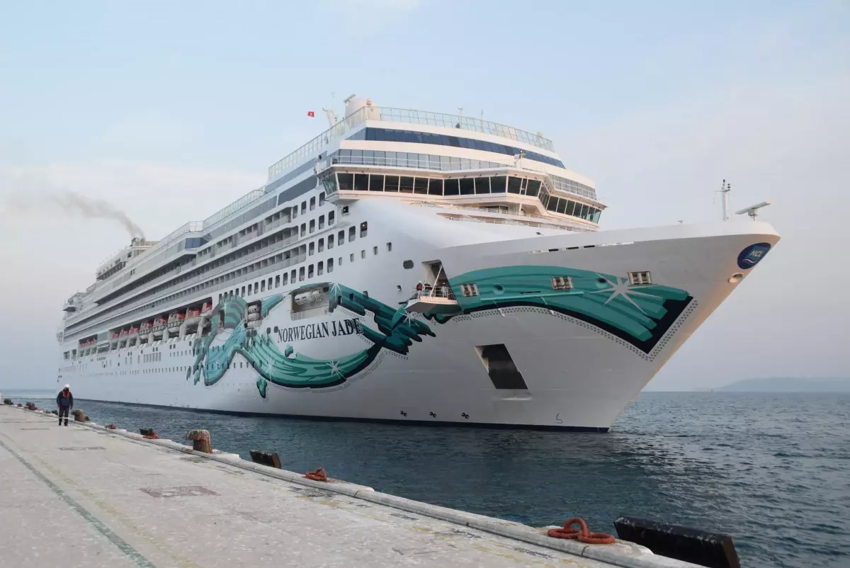 Kuşadası'na kruvaziyerle 900 turist geldi