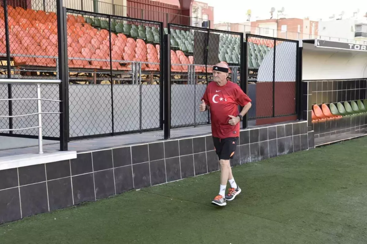 Mersin'de 74 yaşındaki sporcu, Toroslar Uluslararası Yarı Maratonu'na hazırlanıyor
