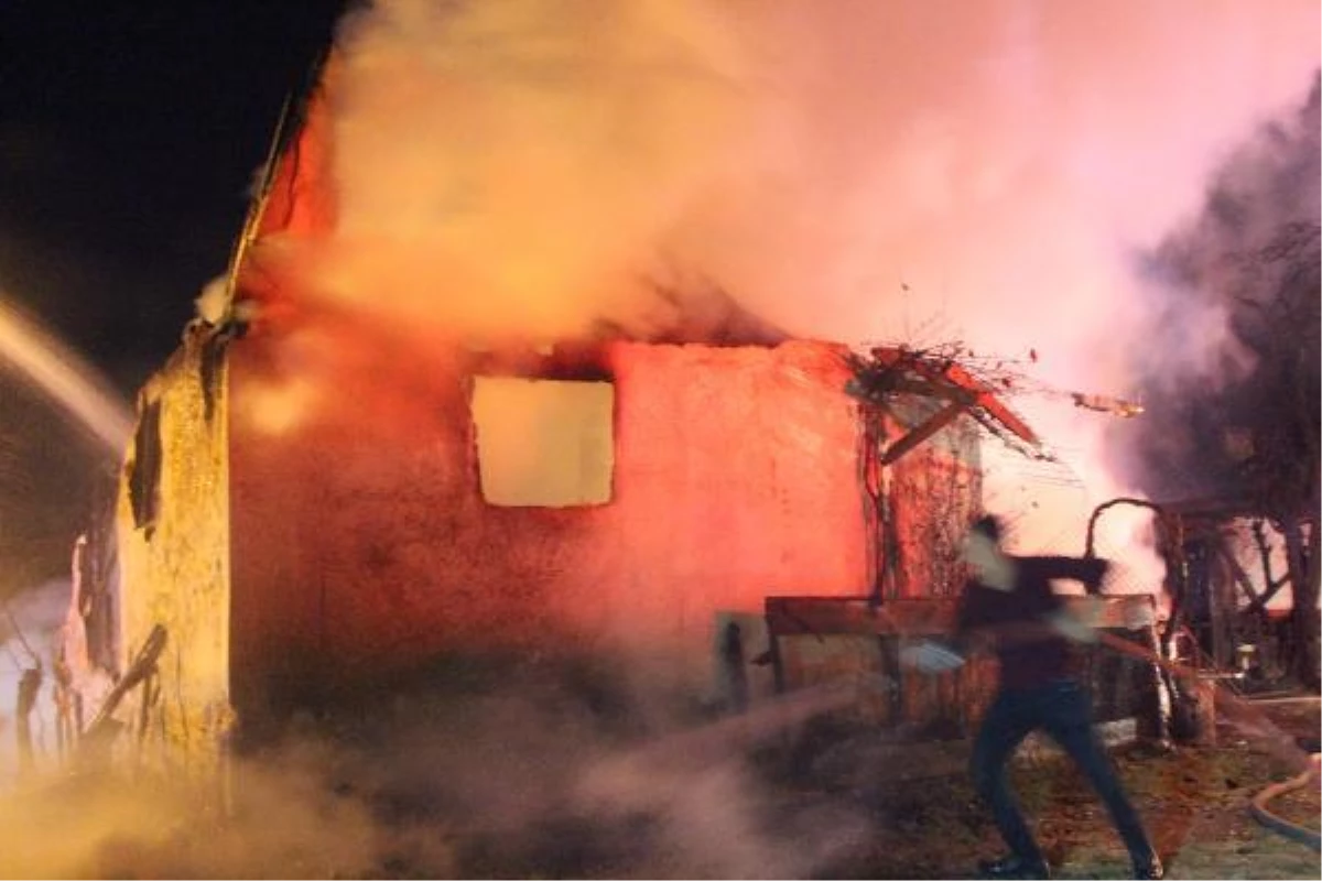 Mudurnu'da 2 katlı ahşap ev alev alev yandı