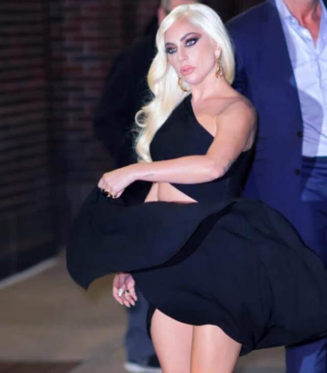 Yaptığı hareket Lady Gaga'ya değerliye mal oldu! Rüzgar esince eteğinin hepsi havalandı