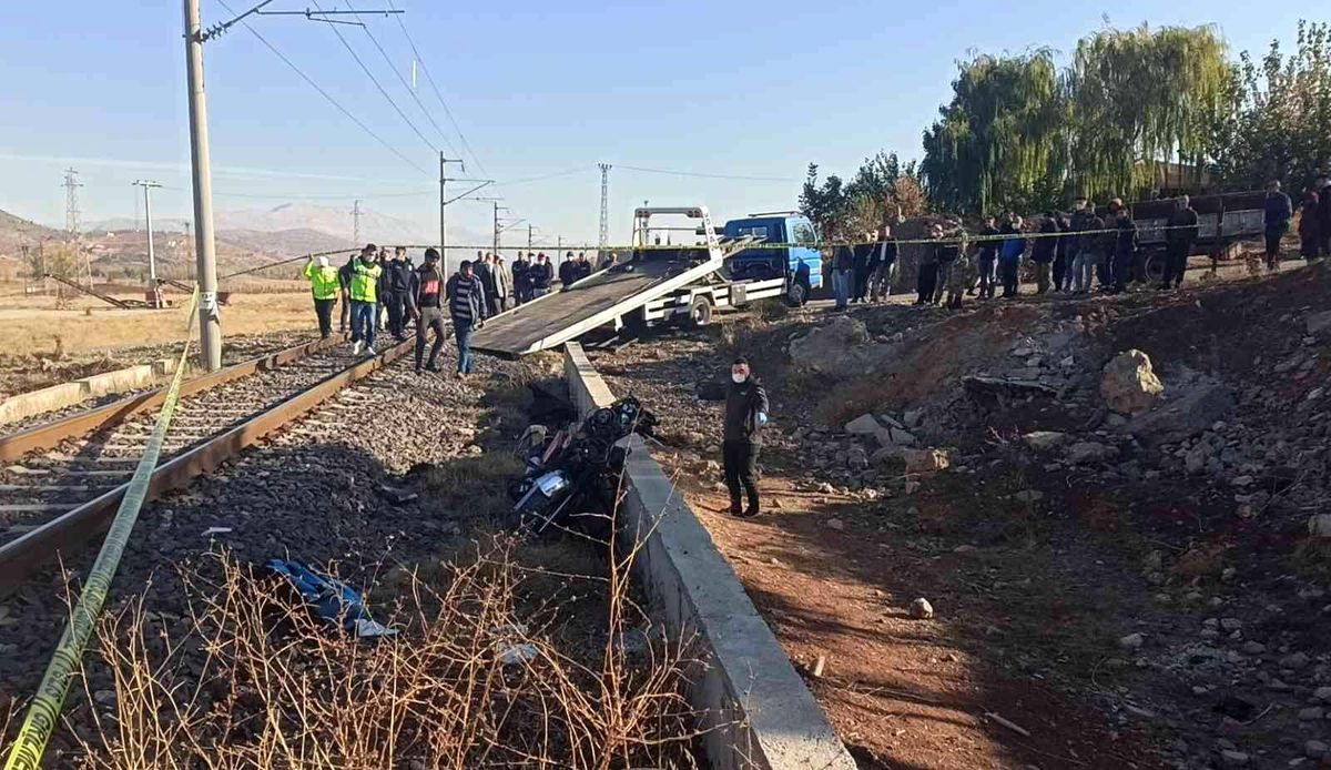 Motosikletle tren raylarından karşıya geçmeye çalışan 2 kişi trenin altında kalarak can verdi