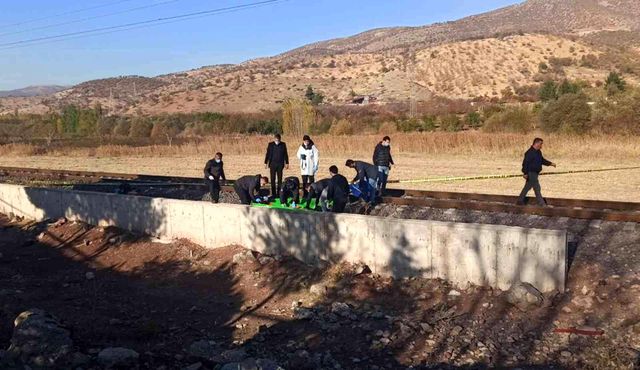 Motosikletle tren raylarından karşıya geçmeye çalışan 2 kişi trenin altında kalarak can verdi
