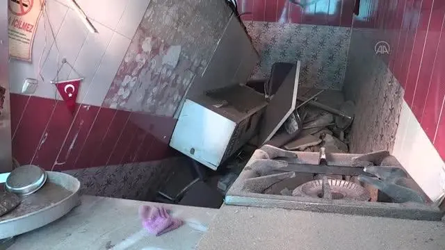 Ahşap zeminleri çöken 2 iş yerinde zarar oluştu