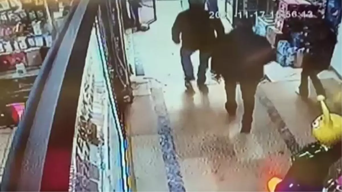 Son dakika: Düzce'deki deprem anı kamerada! İnsanlar kendilerini can havliyle dışarı attı