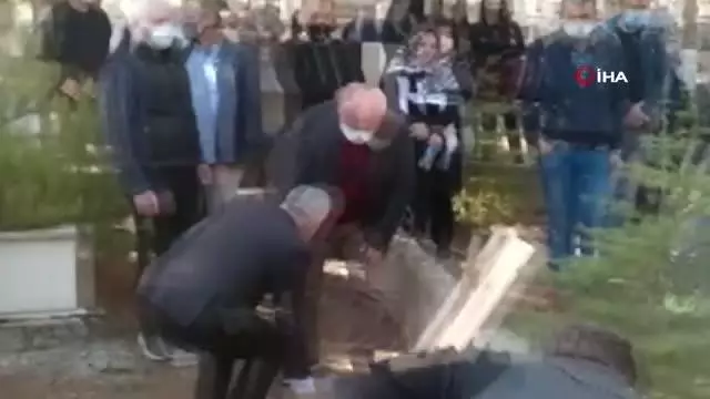Emektar muhtar son yolculuğuna uğurlandı