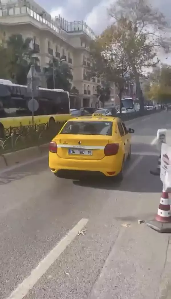Fatih'te taksici değişim saati bahanesiyle Türk yolcuyu almayıp turistleri aldı