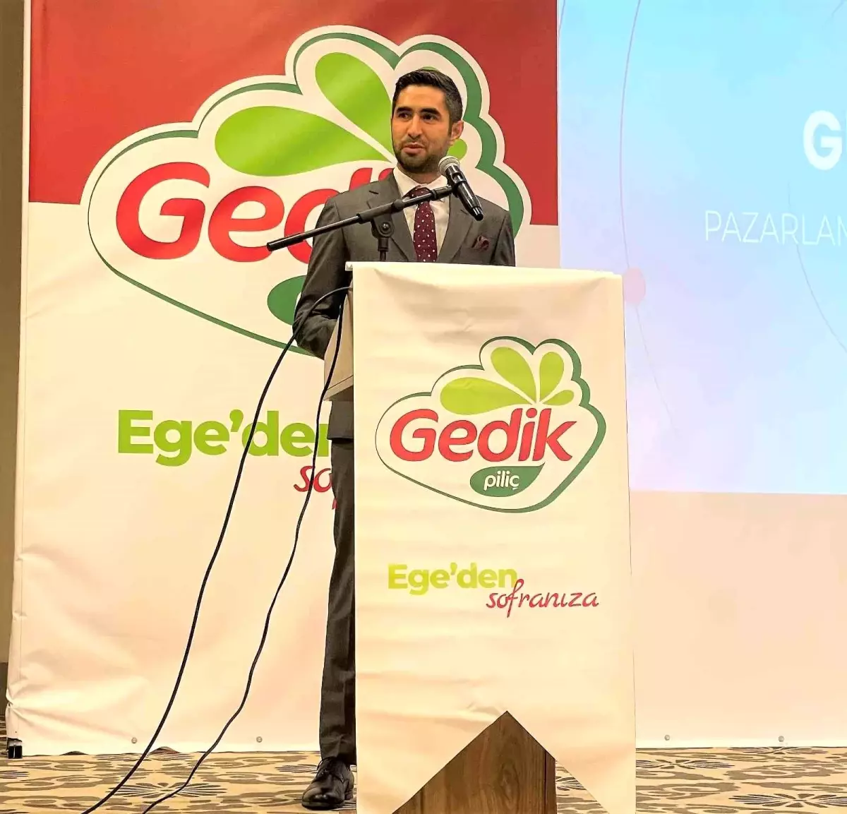 Gedik Piliç Yönetim Kurulu Başkan Yardımcısı Yağız Gedik; 2021 yılında tüketicilerle buluşmak adına 2021 yılında neler yapıldığını anlatan iletişim stratejisi sunumunu katılımcı üreticilere paylaştı. Gedik Piliç üreticileriyle birlikte hedef yükseltti