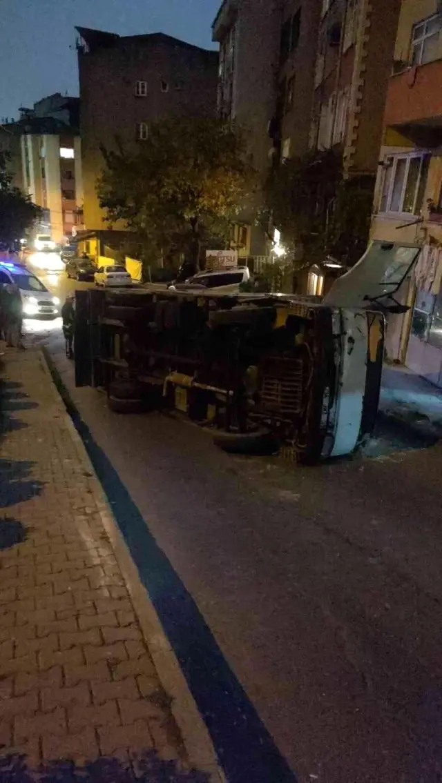 Kağıthane'de kamyonet devrilerek yan yattı: 1 yaralı