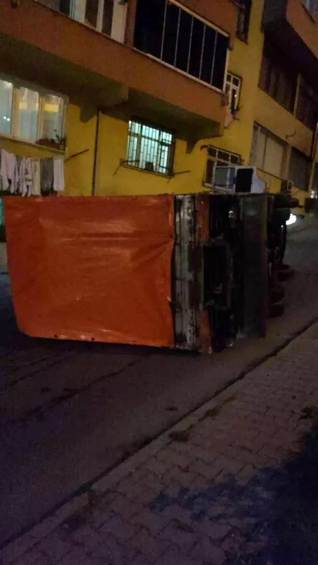 Kağıthane'de kamyonet devrilerek yan yattı: 1 yaralı