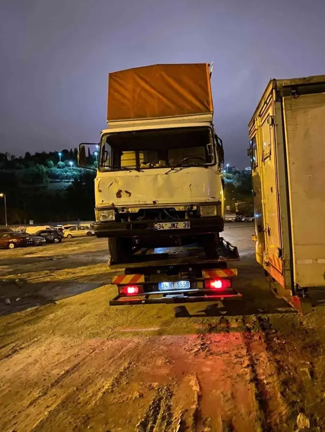 Kağıthane'de kamyonet devrilerek yan yattı: 1 yaralı