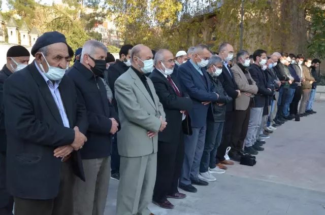 Şair, yazar ve fikir insanı Sezai Karakoç için gıyabi cenaze namazı kılındı
