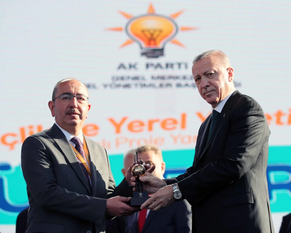 MEGA 'Gençlik ve Eğitim Ödülünü' Cumhurbaşkanı'n elinden aldı