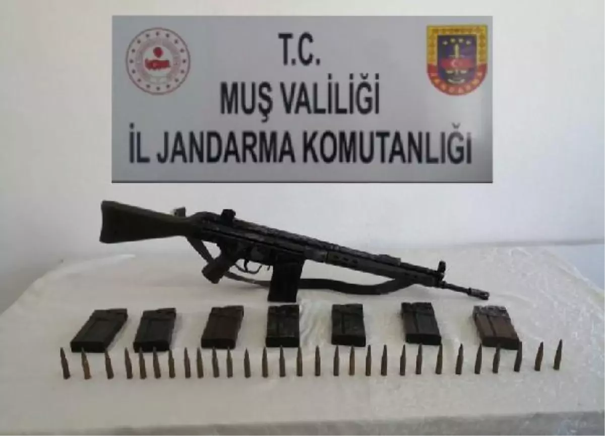 Muş'ta menfeze gizlenmiş tüfek, şarjör ve fişekler ele geçirildi