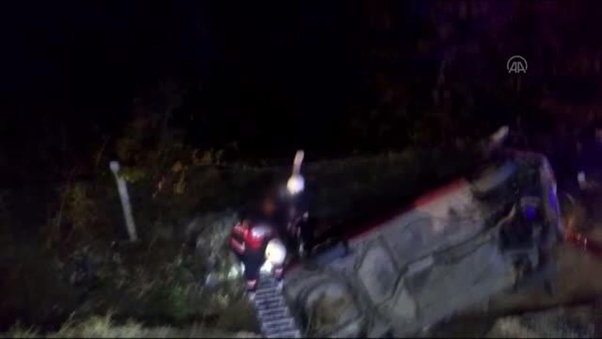 Şarampole devrilen otomobildeki 2 kişi yaralandı