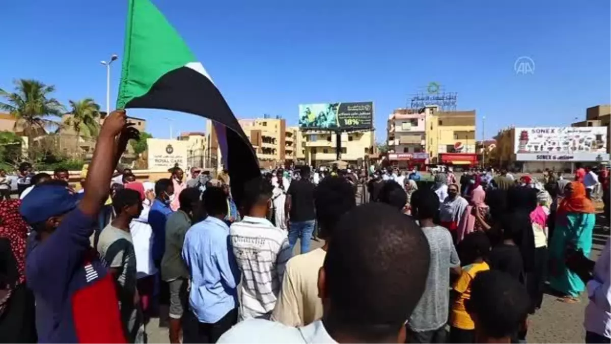 Sudan'da sivil yönetim talebiyle protestolar sürüyor (2)