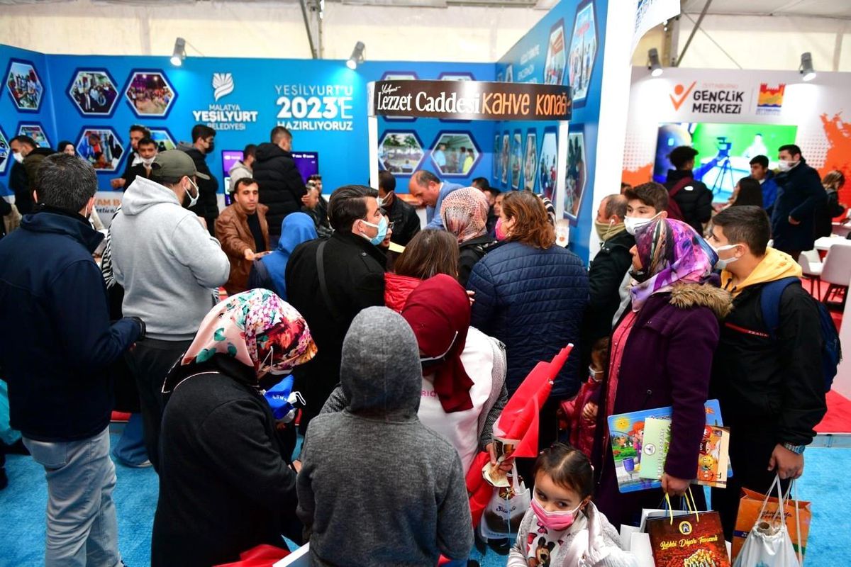 Yeşilyurt'ta gençlik festivalindeki etkinlikleri büyük ilgi görüyor