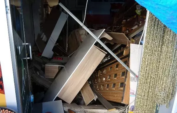 Ahşap zeminleri çöken 2 iş yerinde zarar oluştu