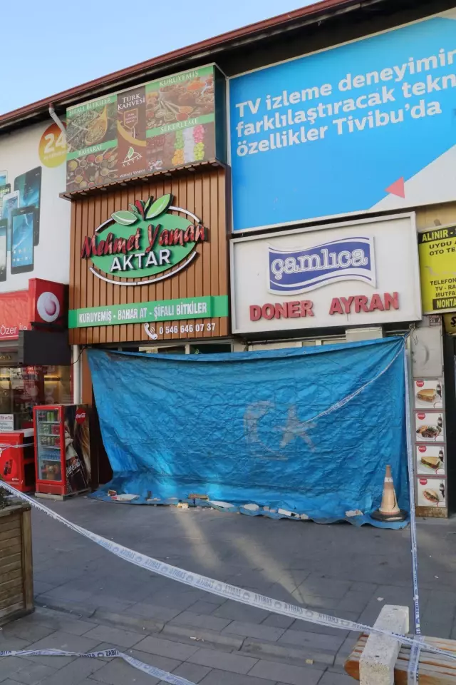 Ahşap zeminleri çöken 2 iş yerinde zarar oluştu