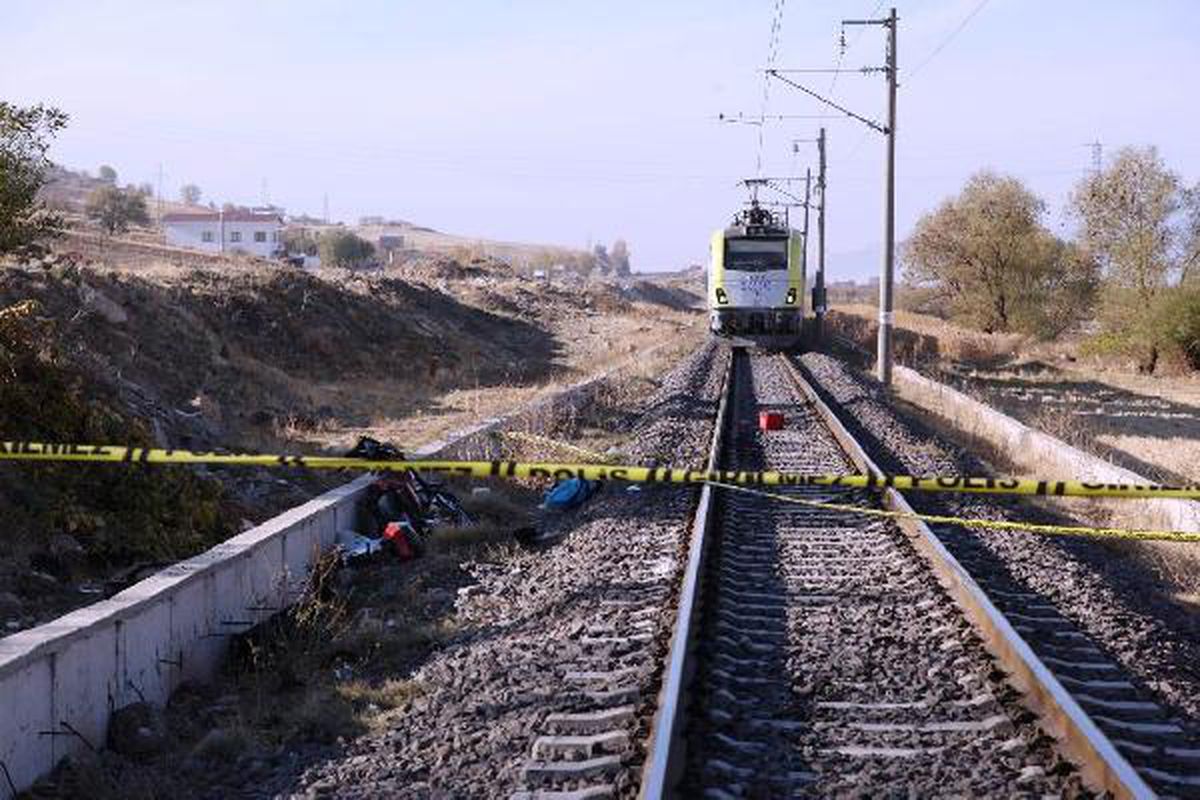 Son dakika haber! YÜK TRENİ MOTOSİKLETE ÇARPTI 2 ÖLÜ