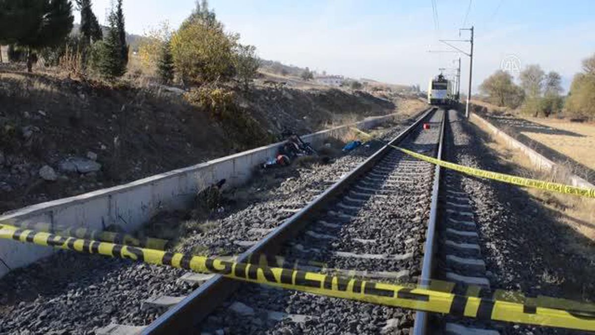 Adıyaman'da yük treninin çarptığı motosikletteki 2 kişi öldü