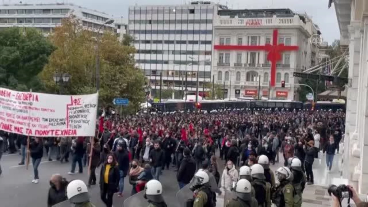 Σύνθημα κατά των όπλων που φώναξαν κατά την πορεία μνήμης της 17ης Νοεμβρίου στην Ελλάδα