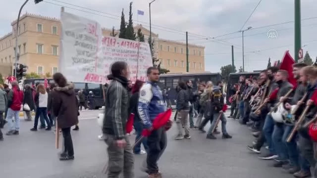 Σύνθημα κατά των όπλων που φώναξαν κατά την πορεία μνήμης της 17ης Νοεμβρίου στην Ελλάδα