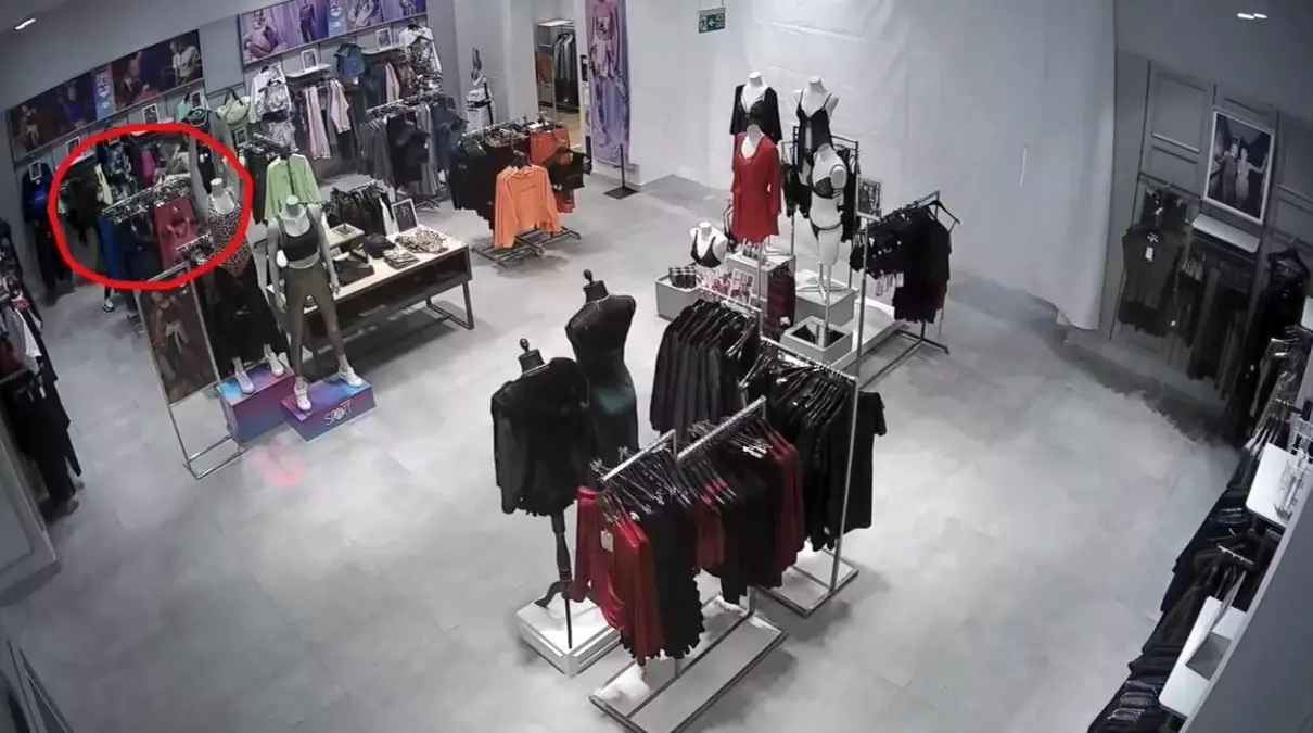 AVM'den bebek arabasına kıyafet doldurup çalan şahıslar yakandı