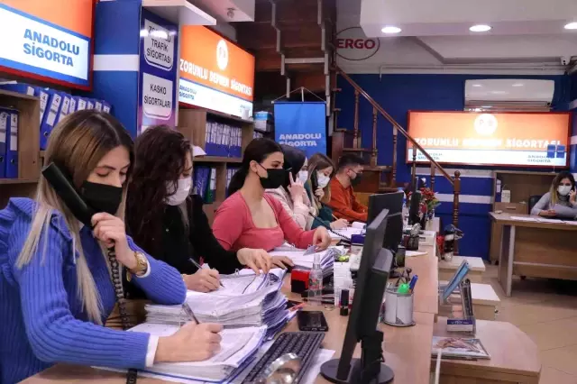 Düzce'deki deprem sonrasında vatandaşlar sigorta şirketlerine akın etti: Telefonlarımız kilitlenmiş durumda