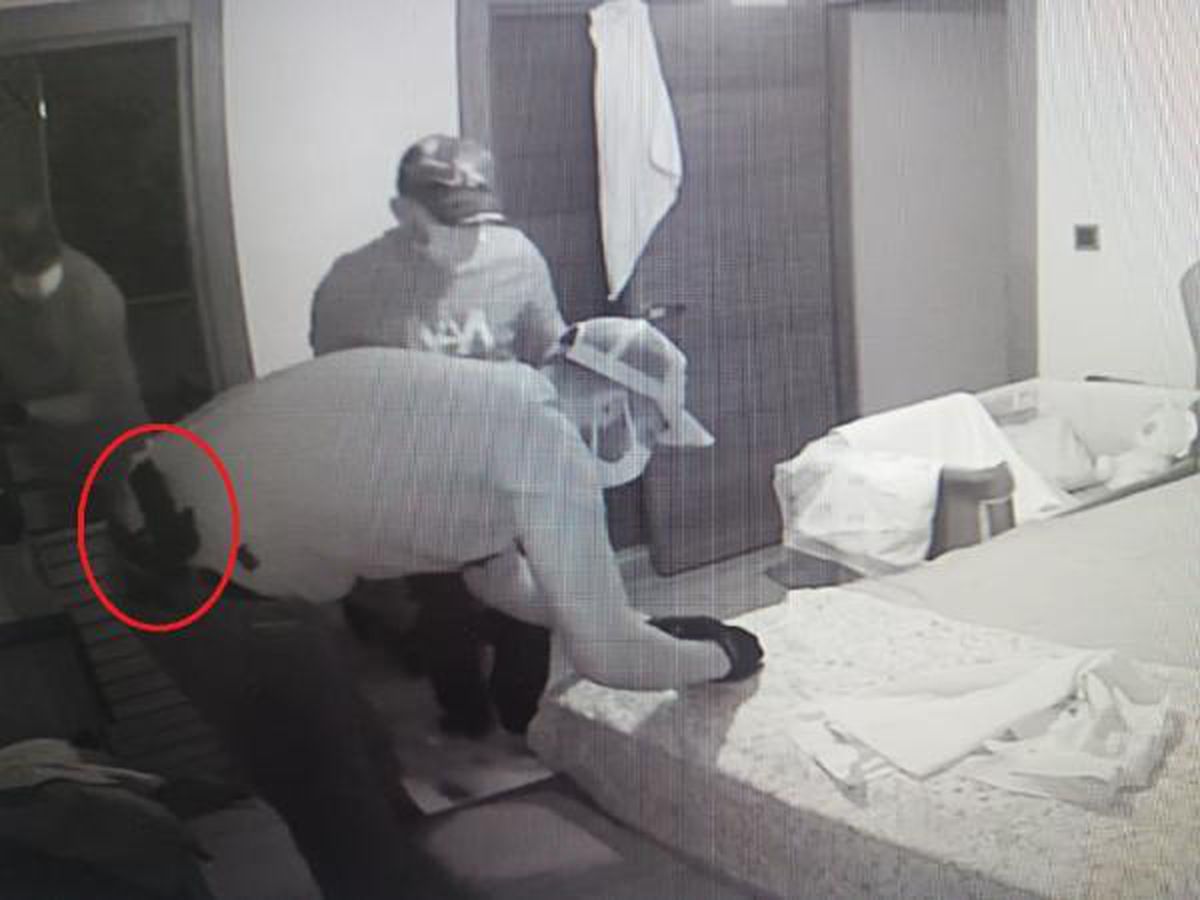 Eve giren hırsızlar bebek kamerasına yakalandı