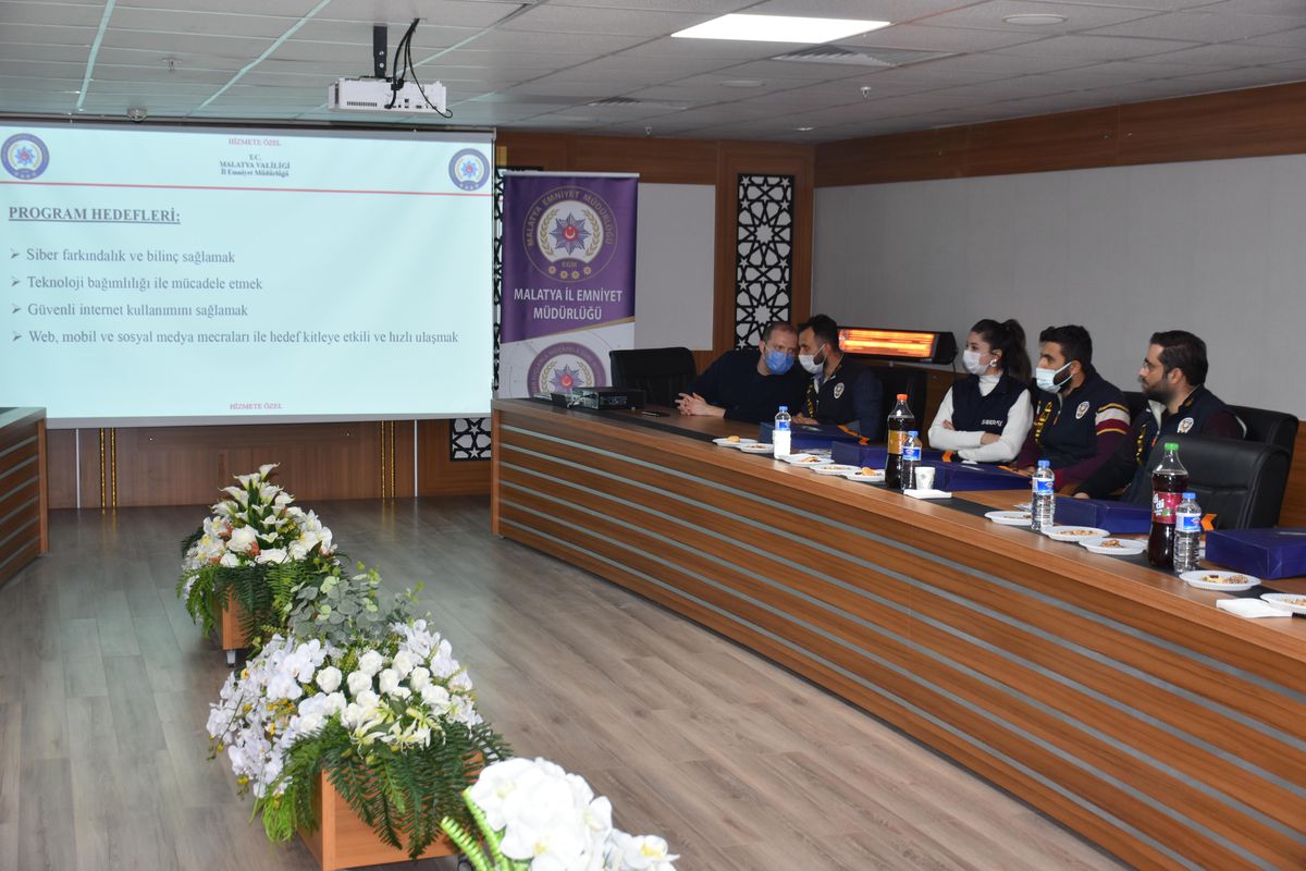 Malatya'da gazetecilere güvenli internet kullanımı anlatıldı