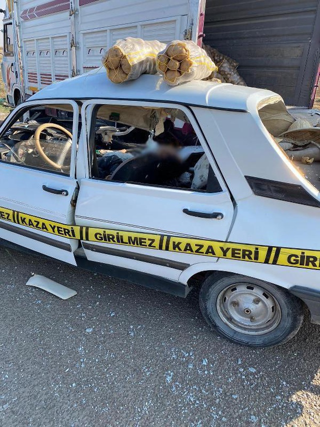 Park halindeki kamyonete çarpan otomobildeki baba ve oğlu öldü