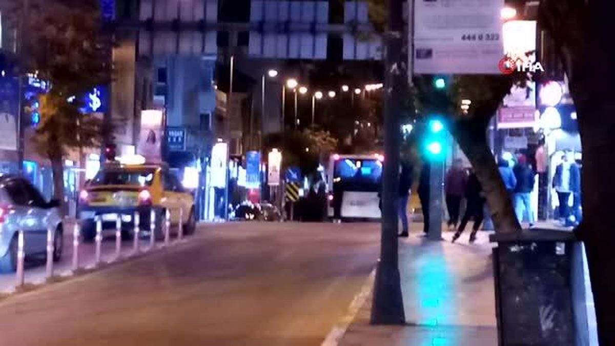 Tekerlekli patenli gençlerin tehlikeli oyunu