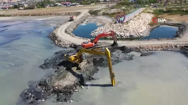 Van Gölü dip çamurundan arındırılmaya devam ediyor