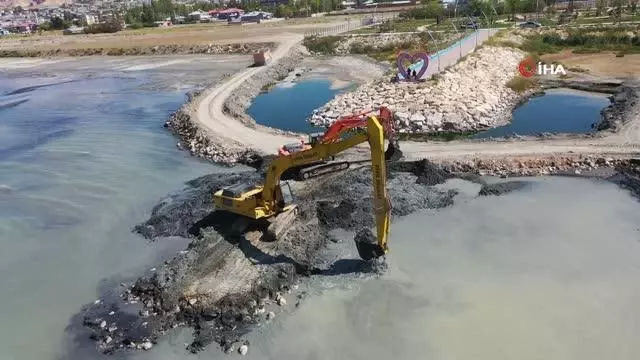 Van Gölü dip çamurundan arındırılmaya devam ediyor